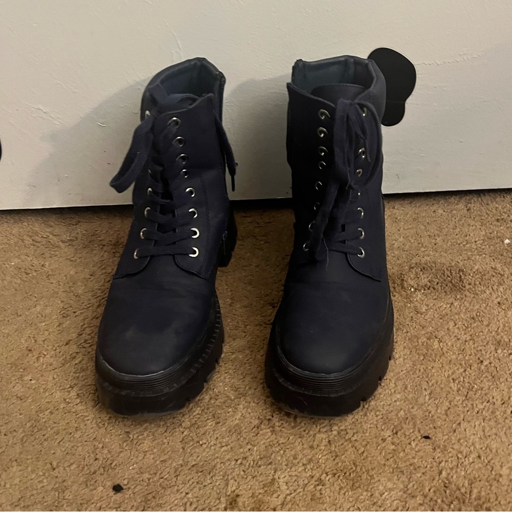Navy blue Tevos combat boot. Only worn once!